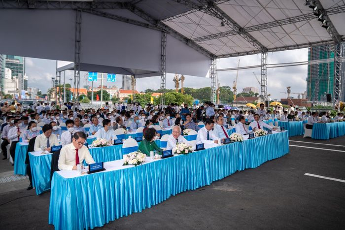 Lễ khánh thành bắt đầu lúc 8h30, với sự góp mặt của nhiều lãnh đạo Chính phủ, TP.HCM và các sở, ban ngành liên quan.