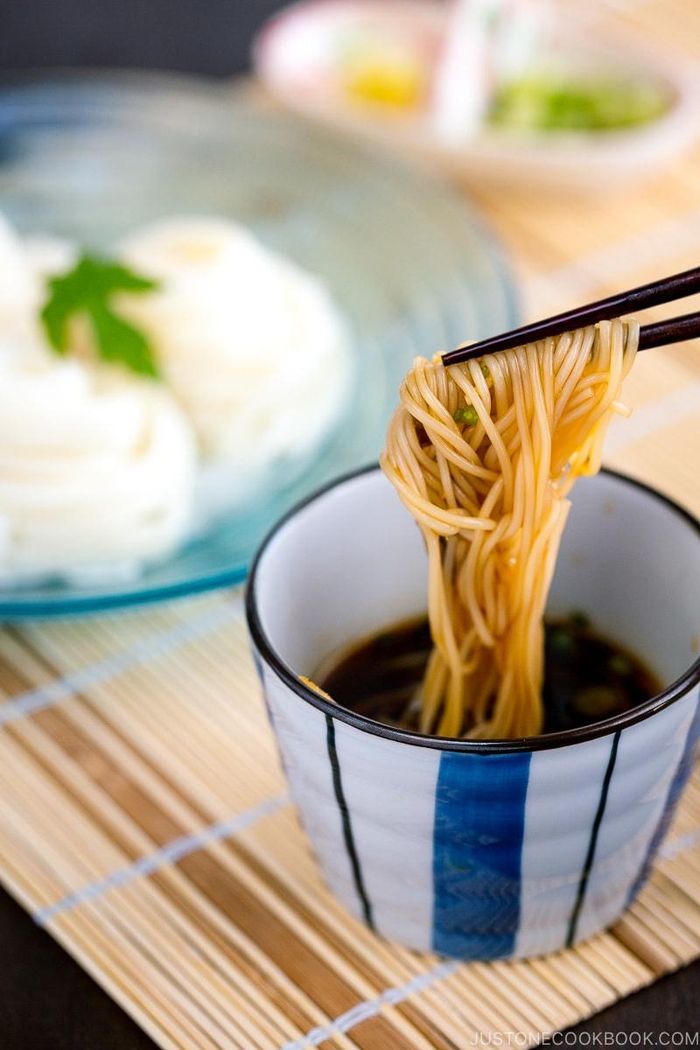 Somen là mì gạo trắng làm từ lúa mì, được ăn lạnh vào mùa hè ở Nhật. Thông thường, chúng được luộc chín, để nguội và ăn cùng tsuyu, một loại sốt làm từ nước dùng súp dashi và xì dầu. Ảnh: Justonecookbook.