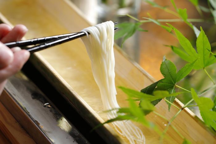 Một số nguyên liệu được ăn kèm somen là dưa chuột và nấm thái lát. Người Nhật đã ăn loại mì này từ thế kỷ 8, nhưng đến thời hiện đại gần đây mới bắt đầu có hình thức thả mì trong ống tre. Ảnh: Isjapancool.