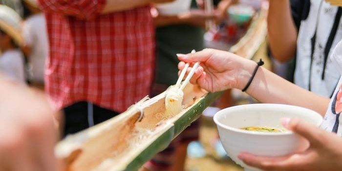 Tuy nhiên, kiểu truyền thống vẫn có nét hấp dẫn riêng. Năm 2016, cư dân thị trấn Gose (vùng Nara) đã lập kỷ lục Guiness thế giới cho "quãng đường mì trượt ống tre dài nhất". Trong đó, họ xây một đường ống mì nagashi somen hoạt động trơn tru dài đến 3.317 m. Ảnh: BBC.