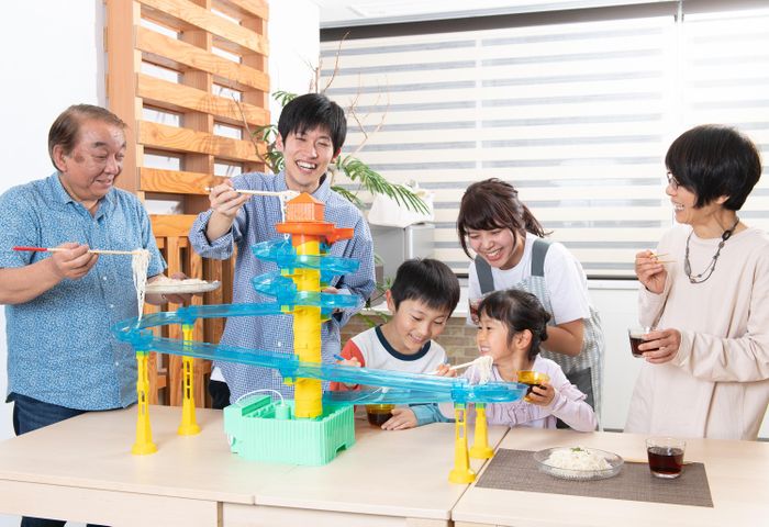 Người dân Nhật Bản cũng mua các ống tre để tự phục vụ nagashi tại nhà hay các dịp hội họp. Ngoài ra, các gia đình hay nhà hàng còn có thể mua một loại máy xoay vòng những vắt mì trước khi thả xuống một máng trượt nước mini. Ảnh: Timeout.