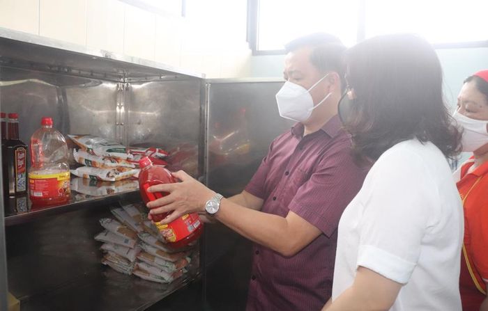 Tại thời điểm kiểm tra, khu vực bếp ăn tập thể, nhà trường đã bố trí khu vực chế biến bảo đảm nguyên tắc một chiều, có tủ lưu mẫu thực phẩm hàng ngày được dán tem nhãn niêm yết ngày giờ rõ ràng, dụng cụ chế biến, bát đĩa vệ sinh sạch sẽ.