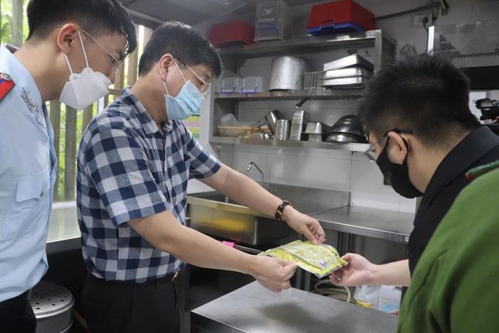 Đoàn kiểm tra thực phẩm tại nhà hàng Isushi.