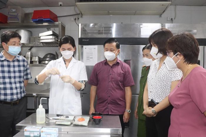 Đoàn kiểm tra test nhanh mẫu cá hồi tươi tại nhà hàng Isushi.