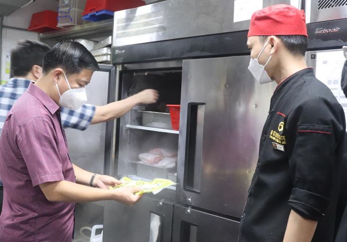 Đoàn kiểm tra tại nhà hàng Isushi (158 Triệu Việt Vương, quận Hai Bà Trưng).