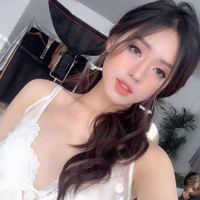 Những thực phẩm làm chậm quá trình lão hóa được Tâm Tít sử dụng điều độ. Bên cạnh đó, cô còn không quên sử dụng món đồ được coi như báu vật của phái đẹp.