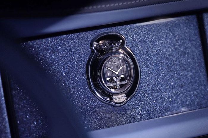 Ngoài ra, cặp đôi đồng hồ Bovet Tourbillon Boat Tail còn được chế tác cả biểu tượng Spirit of Ecstasy rất đặc trưng của Rolls-Royce. Thiết kế mặt sau hai chiếc đồng hồ có tính cá nhân hóa rõ ràng hơn. Chiếc đồng hồ của quý ông có mặt số bằng đá Aventurine, được sắp xếp dựa theo vị trí các vì sao trên bầu trời đêm tại đúng nơi sinh và ngày sinh của chủ nhân.