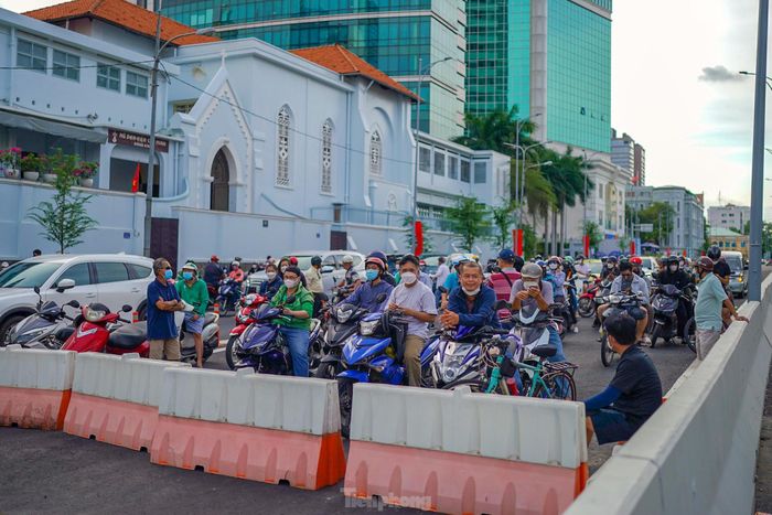 Tương tự như đường dẫn lên cầu phía đường Tôn Đức Thắng, hình ảnh lượng phương tiện kéo nhau đứng chờ lúc một đông cũng xuất hiện tại đường dẫn lên cầu phía ngã tư Lê Duẩn và KĐT mới Thủ Thiêm.