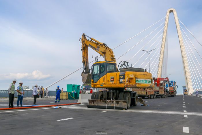 Nhưng đến 15h, các phương tiện vẫn chưa được lưu thông qua cầu Thủ Thiêm 2 do các công nhân chưa hoàn trả lại mặt đường trên cầu sau khi dựng sân khấu tổ chức lễ khánh thành sáng nay.