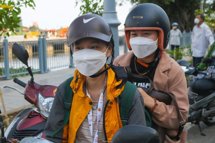 “Cây cầu là công trình biểu tượng của thành phố nên hôm nay ai cũng muốn là người đầu tiên trải nghiệm lưu thông qua công trình này” một nữ sinh chia sẻ trong lúc chờ cầu thông xe.