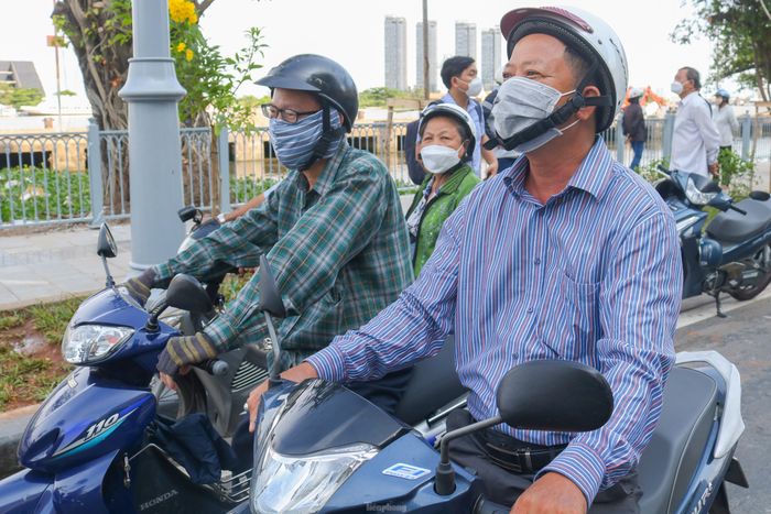 Có mặt từ 14h20, ông Sang (ngụ huyện Hóc Môn) chia sẻ: "Khi biết thông tin cầu Thủ Thiêm 2 sẽ cho phép các phương tiện lưu thông, tôi và bạn mình liền tranh thủ thời gian tan làm chạy sang đây để được trải nghiệm cảm giác là những người đầu tiên lưu thông qua công trình này”.