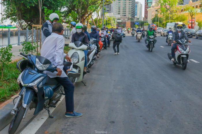 Ghi nhận của Tiền Phong vào lúc 14h40h tại đường dẫn lên cầu Thủ Thiêm 2 hướng từ đường Tôn Đức Thắng (phường Bến Nghé – Quận 1), mặc dù chưa tới thời gian cho các phương tiện lưu thông trên cầu nhưng đã có rất nhiều lượng phương tiện xếp hàng chờ đợi.