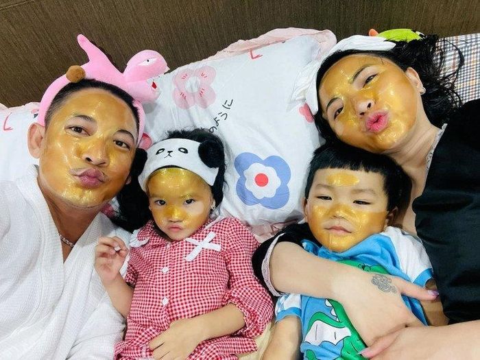 Ngoài ra, các bé còn được mẹ cho sử dụng mặt nạ tinh chất an toàn, lành tính để dưỡng da trước khi đi ngủ.