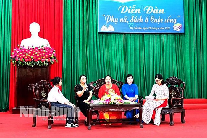 Các đại biểu trao đổi, thảo luận tại diễn đàn "Phụ nữ, sách và cuộc sống".