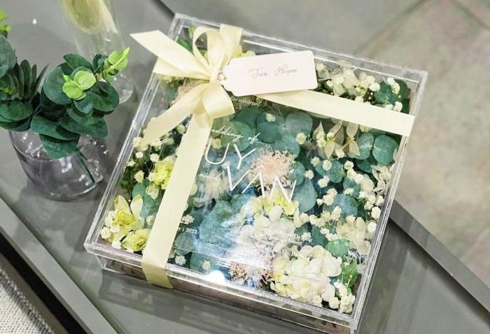 Thiệp mời được thiết kế đặc biệt, hé lộ một vài thông tin về hôn lễ.