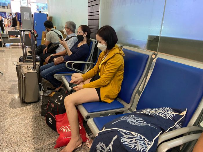  Chị Quyên chuẩn bị gối để nằm nghỉ từ 13h đến 19h để bay về Hà Nội. Ảnh: Thư Trần. 