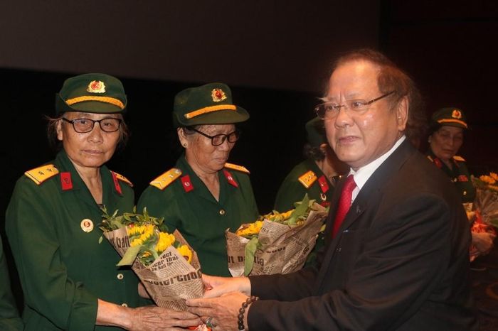 PGS-TS Đỗ Lệnh Hùng Tú - Chủ tịch Hội Điện ảnh Việt Nam tặng hoa cho các cựu chiến binh Đội nữ lái xe