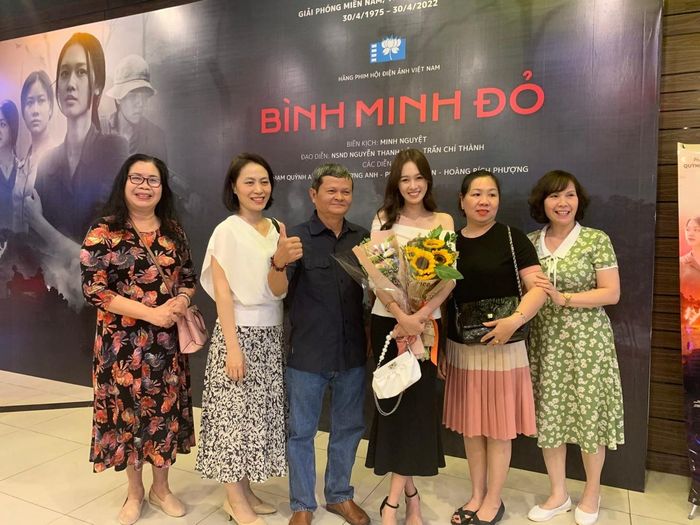 Tác giả (trái) chụp ảnh lưu niệm với đạo diễn Nguyễn Thanh Vân (thứ 4 phải sang), diễn viên Phạm Quỳnh Anh (thứ 3 phải sang)