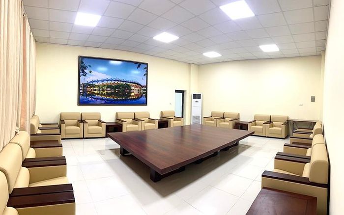 Khu vực phòng họp báo của sân Thiên Trường sau khi nâng cấp trang, thiết bị.