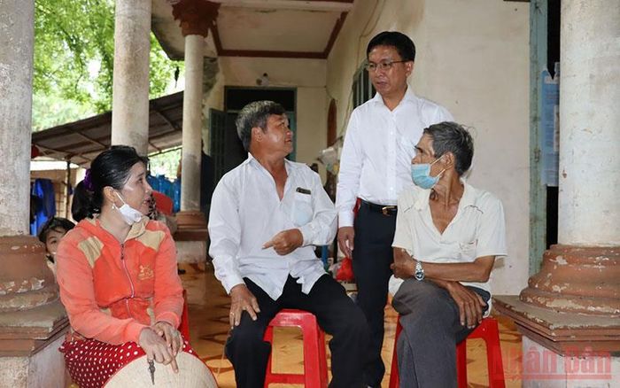 Chủ tịch Ủy ban nhân dân huyện Long Thành Lê Văn Tiếp (người đứng) trao đổi với các hộ dân về thủ tục bồi thường, hỗ trợ tái định cư Dự án sân bay Long Thành.
