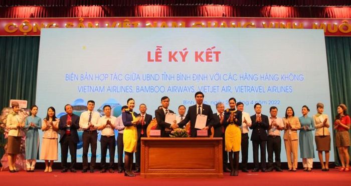 UBND tỉnh Bình Định ký kết hợp tác chiến lược với các hãng hàng không.