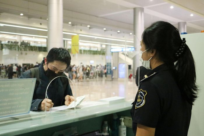 Riêng ngày 29/4, có hơn 6.000 khách quốc tế nhập cảnh, tăng gần 2.000 người so với ngày 28/4. Dù lượng khách quốc tế đang tăng từng ngày nhưng vẫn thấp so với giai đoạn trước khi dịch bệnh bùng phát.