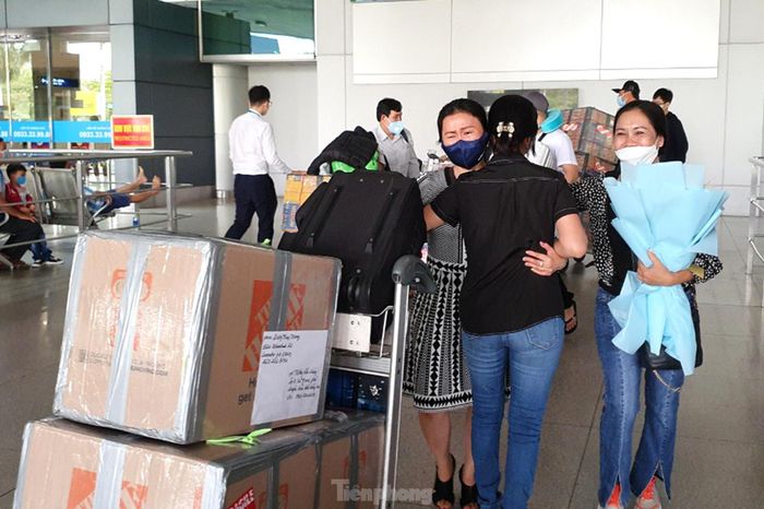 Nhiều người hạnh phúc ôm chặt người thân sau thời gian dài xa cách.
