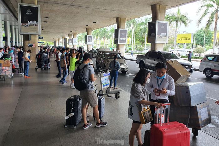 Những ngày cao điểm lễ, sân bay Tân Sơn Nhất đón trung bình hơn 90.000 hành khách mỗi ngày. Do đó, người dân khi đến sân bay cần chủ động các phương án lưu thông để tránh tình trạng ùn tắc, trễ chuyến.
