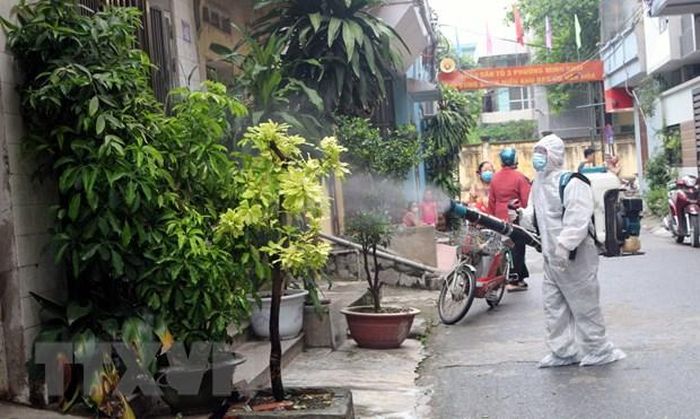 Tổ chức phun hóa chất diệt muỗi tại khu vực có ổ dịch sốt xuất huyết. (Ảnh: Nguyễn Chinh/TTXVN)