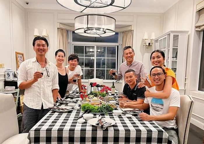 Khoảnh khắc "tình bể bình" của Tăng Thanh Hà và Louis Nguyễn khiến người hâm mộ xuýt xoa.