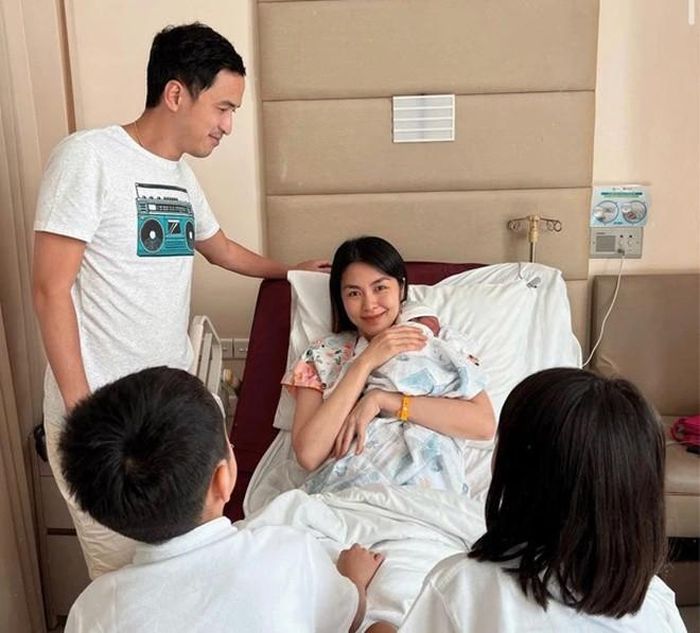 Hiện tại cô có cuộc sống viên mãn bên 3 con cưng, hưởng thụ cuộc sống giàu sang nhiều người mơ ước.