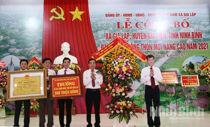 Đồng chí Tô Văn Từ, TVTU, Chủ nhiệm Ủy ban Kiểm tra Tỉnh ủy trao Bằng công nhận và phần thưởng cho xã Gia Lập.
