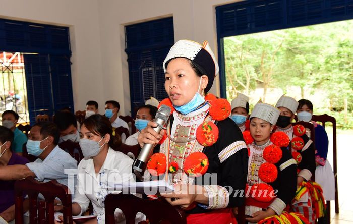 Cử tri xã Sinh Long phát biểu ý kiến.