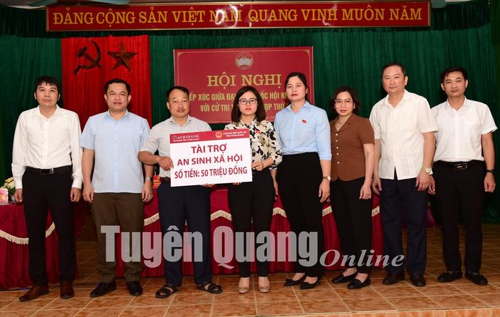 Ngân hàng Nông nghiệp và Phát triển nông thôn Tuyên Quang tặng xã Sinh Long 50 triệu đồng.
