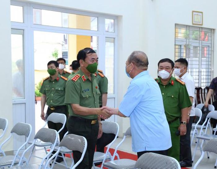 Thứ trưởng Trần Quốc Tỏ với các cử tri.