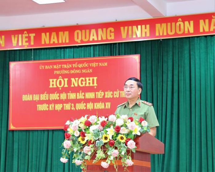 Thứ trưởng Trần Quốc Tỏ phát biểu tại Hội nghị tiếp xúc cử tri.