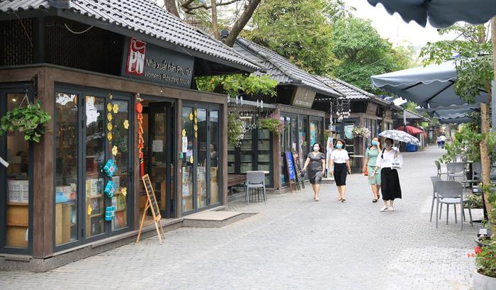 Hoàn Kiếm là địa phương có nhiều tiềm năng, lợi thế phát triển công nghiệp văn hóa. Trong ảnh: Phố sách Hà Nội (phố 19 tháng 12) - địa điểm thu hút khách du lịch và người dân Thủ đô. Ảnh: Nguyễn Quang