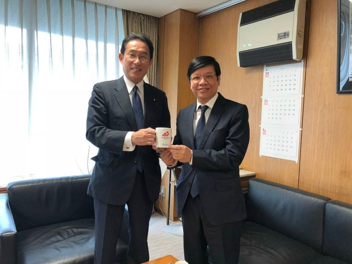 Cựu Đại sứ Việt Nam tại Nhật Bản Nguyễn Quốc Cường (nhiệm kỳ 2015 - 2018) chào từ biệt ông Kishida lúc đó là trưởng ban Hội đồng chính sách của đảng Dân chủ Tự do ngày 27/9/2018. Ảnh: Đại sứ Nguyễn Quốc Cường cung cấp.