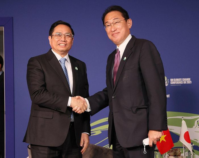 Thủ tướng Phạm Minh Chính gặp Thủ tướng Fumio Kishida nhân dịp tham dự Hội nghị COP 26 tại Anh. Ảnh: TTXVN.