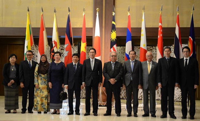 Ông Kishida khi còn là ngoại trưởng tiếp đại sứ các nước ASEAN vào năm 2017. Ảnh: Cựu Đại sứ Nguyễn Quốc Cường.