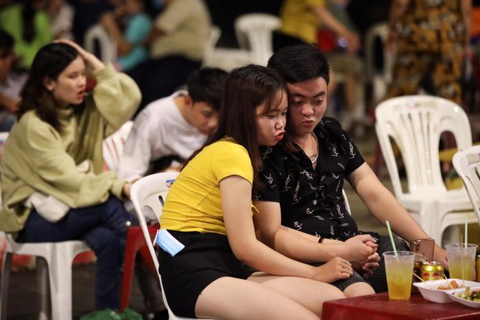 Tú Oanh và Ngọc Thành đi từ Bình Dương tới TP.HCM xem bắn pháo hoa. "Chúng tôi sửa soạn, chuẩn bị từ hôm qua nhưng băn khoăn mãi vì trời mưa. May mắn hôm nay thời tiết thuận lợi, chúng tôi lên đồ, ra lấy chỗ sớm. Hai năm rồi mới được xem pháo hoa, cảm giác thật hào hứng", hai người nói với Zing.