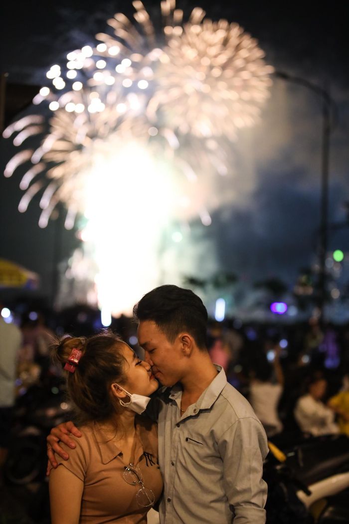 "Vợ chồng mình đã trải qua nhiều biến cố và một năm khó khăn vì đại dịch Covid-19. Mong rằng mọi điều tốt lành sẽ đến trong thời gian tới", Cường và Hiền nói.