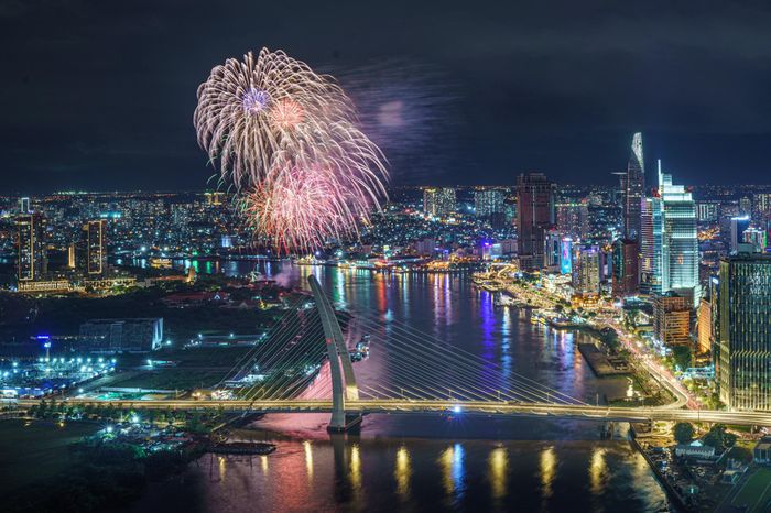 Pháo hoa được bắn trong vòng 15 phút. Ảnh: Chí Hùng.