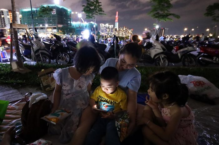 "Giá cả ở đây cao hơn ngày thường khá nhiều. Tôi mua vài ly nước cho mình và các con, mỗi ly giá 40.000 đồng, được miễn phí bạt trải để ngồi", chị Hiền (TP Thủ Đức) nói.