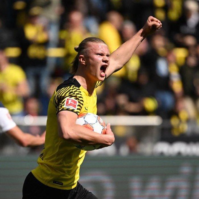 Haaland tỏa sáng khi Dortmund tiếp đón Bochum trên sân nhà Signal Iduna Park ở vòng 32 Bundesliga. Tiền đạo người Na Uy lập cú hat-trick trong trận đấu này.