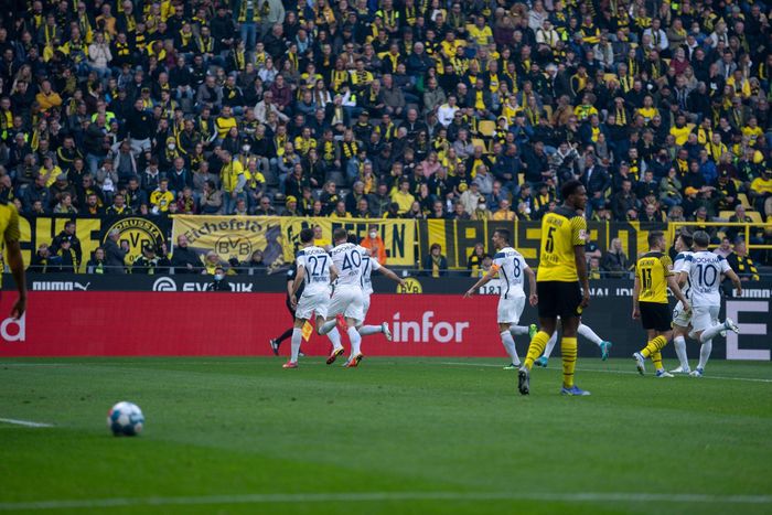 Ở tuổi 21, Haaland đã có cú hat-trick thứ 11 trong sự nghiệp. Tuy nhiên, sự xuất sắc của Haaland không thể giúp Dortmund tránh khỏi thất bại.