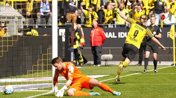 Haaland xuất sắc là thế, nhưng hàng thủ Dortmund không có sự chắc chắn cần thiết. Họ thủng lưới thêm 2 bàn ở các phút 81 và 85.