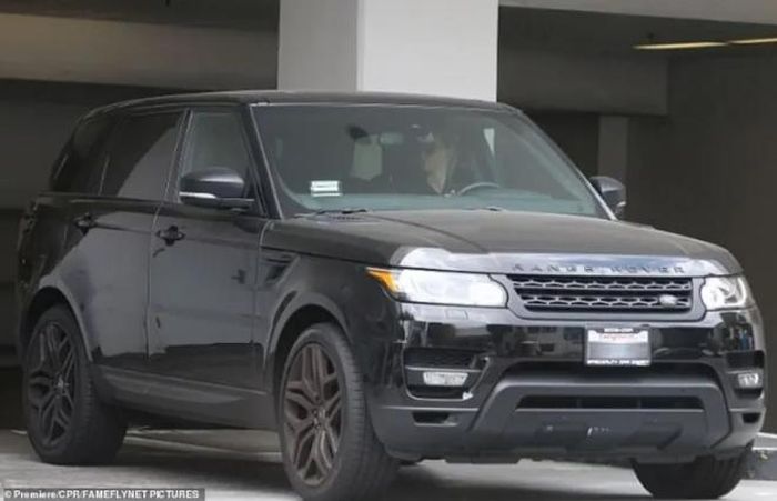 Hình ảnh Amber Heard đang lái xe Range Rover ở Tây Hollywood vào năm 2015