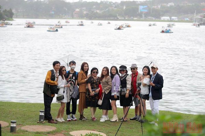 Bên hồ Xuân Hương - Đà Lạt khi cơn mưa vừa ngang qua.