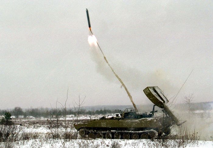 Về phần binh lính Tiểu đoàn Azov, cố thủ trong các tòa nhà và dưới tầng hầm gần Nhà máy thép, sau khi hết thời gian cho ra hàng, Quân đội Nga đã sử dụng xe quét mìn UR-77 Meteorite, trực tiếp phá hủy các tòa nhà và lực lượng trú ẩn tại đây.